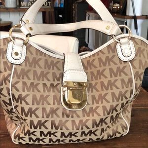 Michael kors logo bag